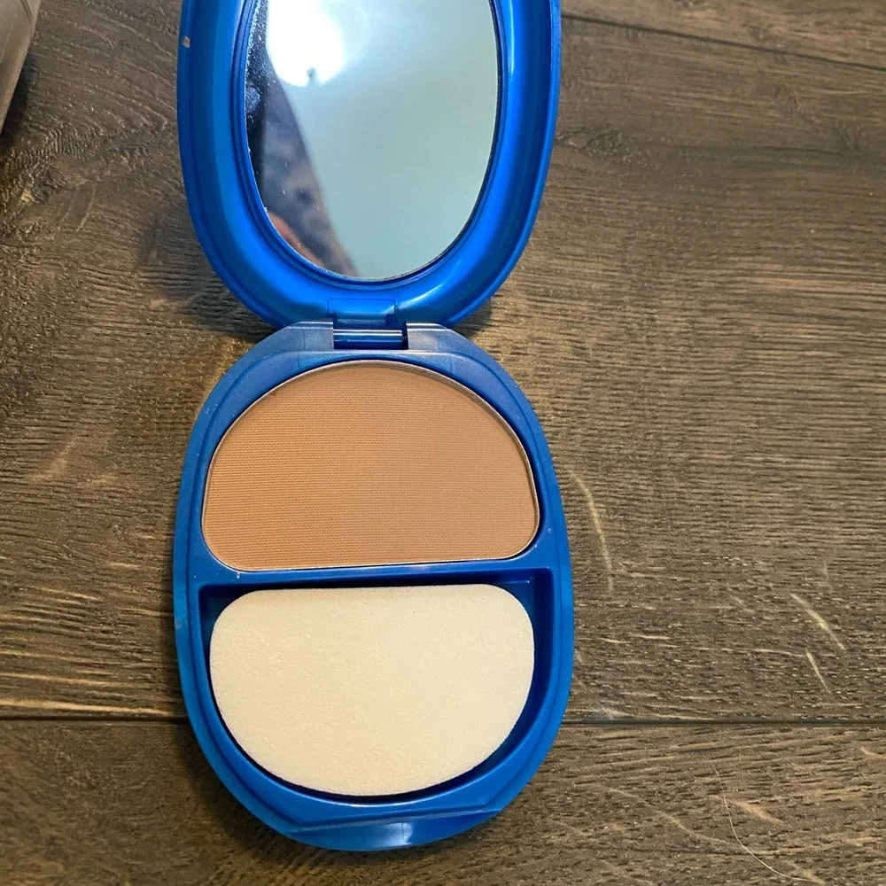Lot of 3 Makeup Items‎